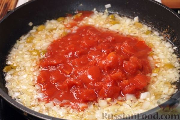 Куриное филе в сливочно-томатном соусе с оливками