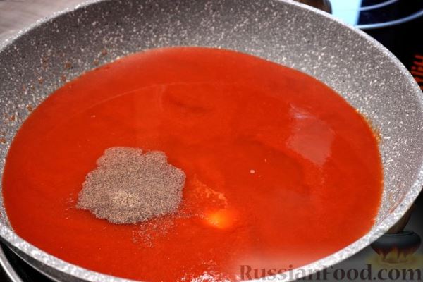 Рыбные тефтели с кабачками, тушенные в томатном соусе
