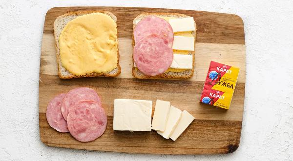 Сэндвич с ветчиной, сыром и горчично-медовым соусом