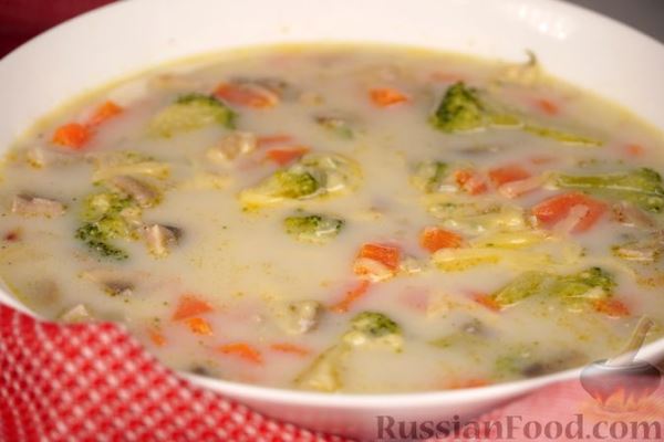 Сливочный суп с брокколи, грибами и сыром