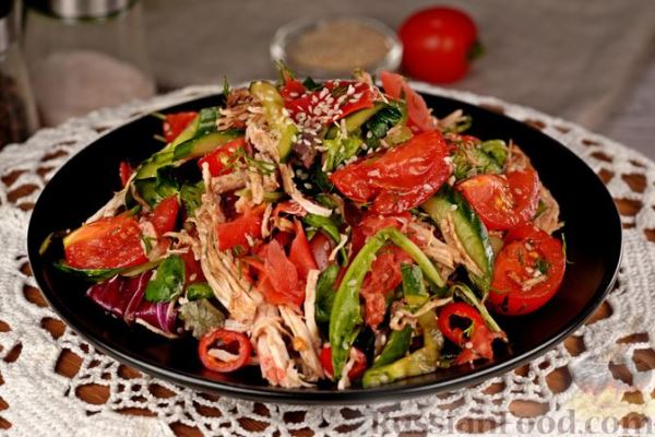 Салат с курицей, овощами и маринованным имбирём