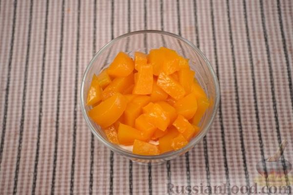 Десерт с консервированными персиками, сливочным сыром и сгущенкой