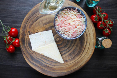 Треугольники из лаваша с ветчиной и сыром на сковороде