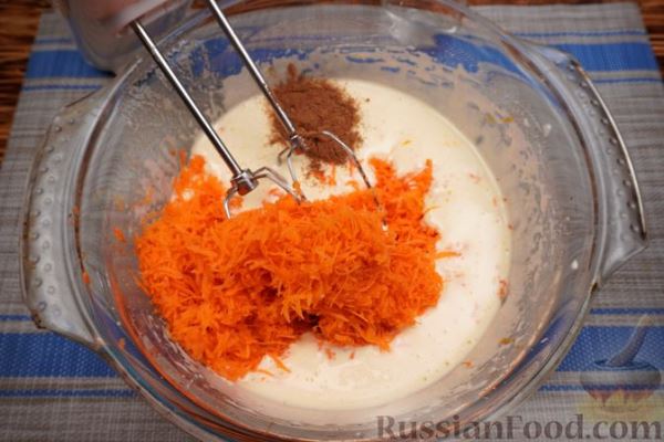 Пряный морковный кекс с орехами, изюмом и лимонной глазурью