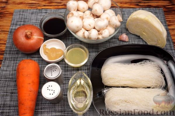 Салат с фунчозой, грибами, капустой и морковью