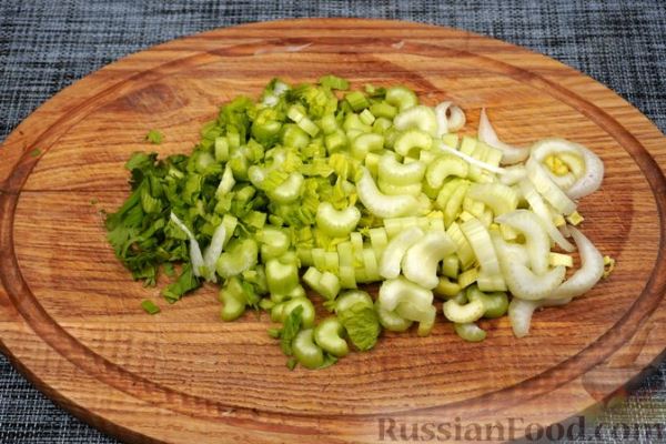 Салат с пекинской капустой, сельдереем, авокадо и яблоком