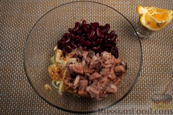Салат с фасолью, копчёной скумбрией и жареным луком