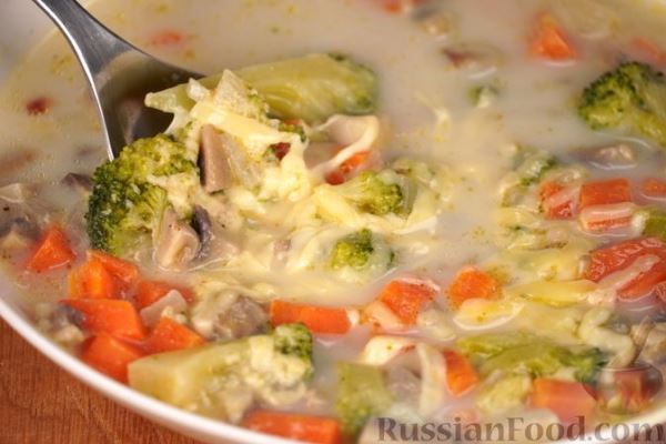 Сливочный суп с брокколи, грибами и сыром