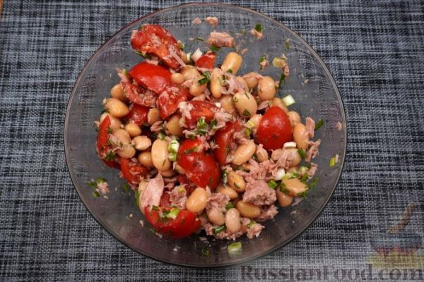 Салат с тунцом, фасолью и помидорами