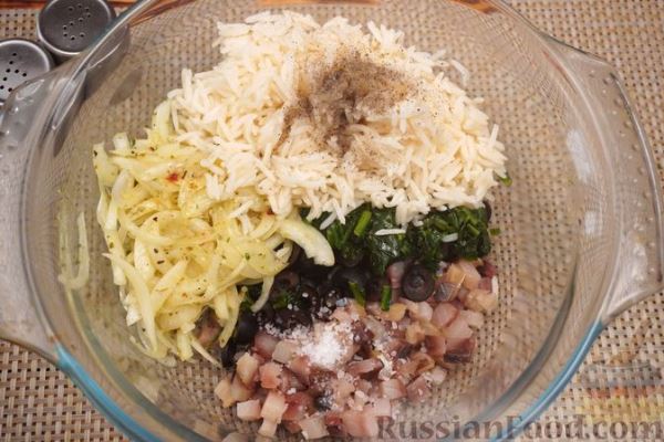 Салат с рисом, скумбрией, шпинатом и маслинами