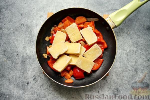 Жареный тофу с овощами в кисло-сладком соусе