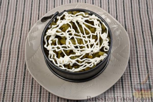 Слоёный салат с шампиньонами, маринованными огурцами и сыром