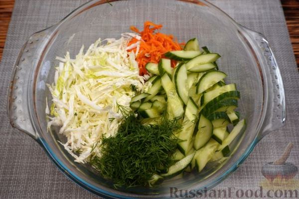 Салат с курицей, пекинской капустой, морковью по-корейски и огурцом