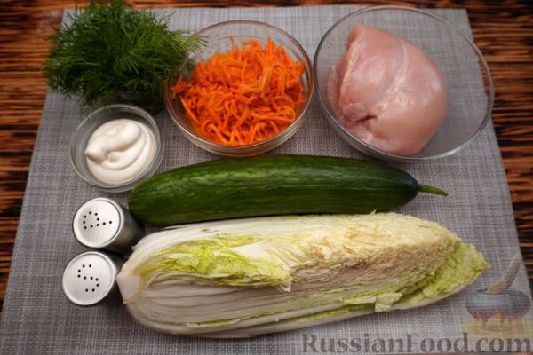 Салат с курицей, пекинской капустой, морковью по-корейски и огурцом