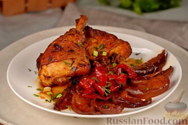 Курица, запечённая с яблоками и болгарским перцем